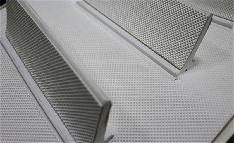 白色钻石格挡板输送带